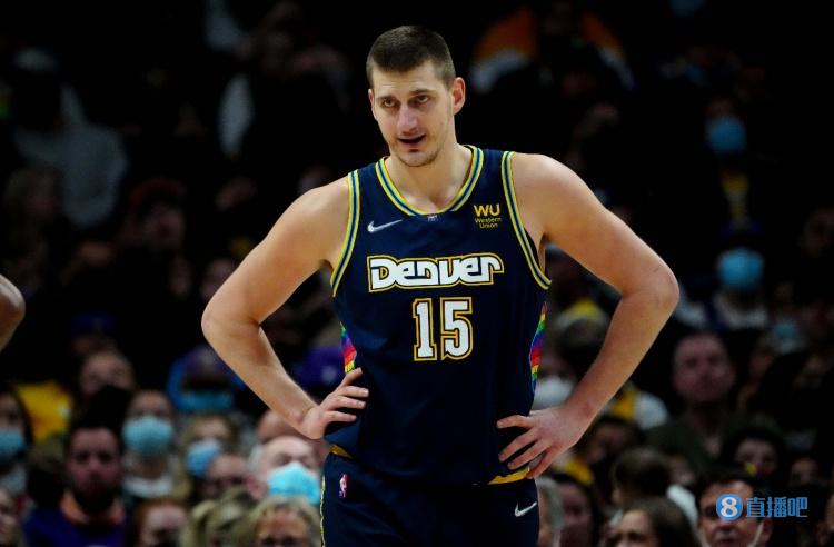 球星突破防线送出关键助攻（王牌强突撕裂防线送出关键助攻）