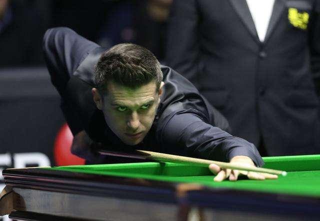 球星突破防线送出关键助攻（王牌强突撕裂防线送出关键助攻）